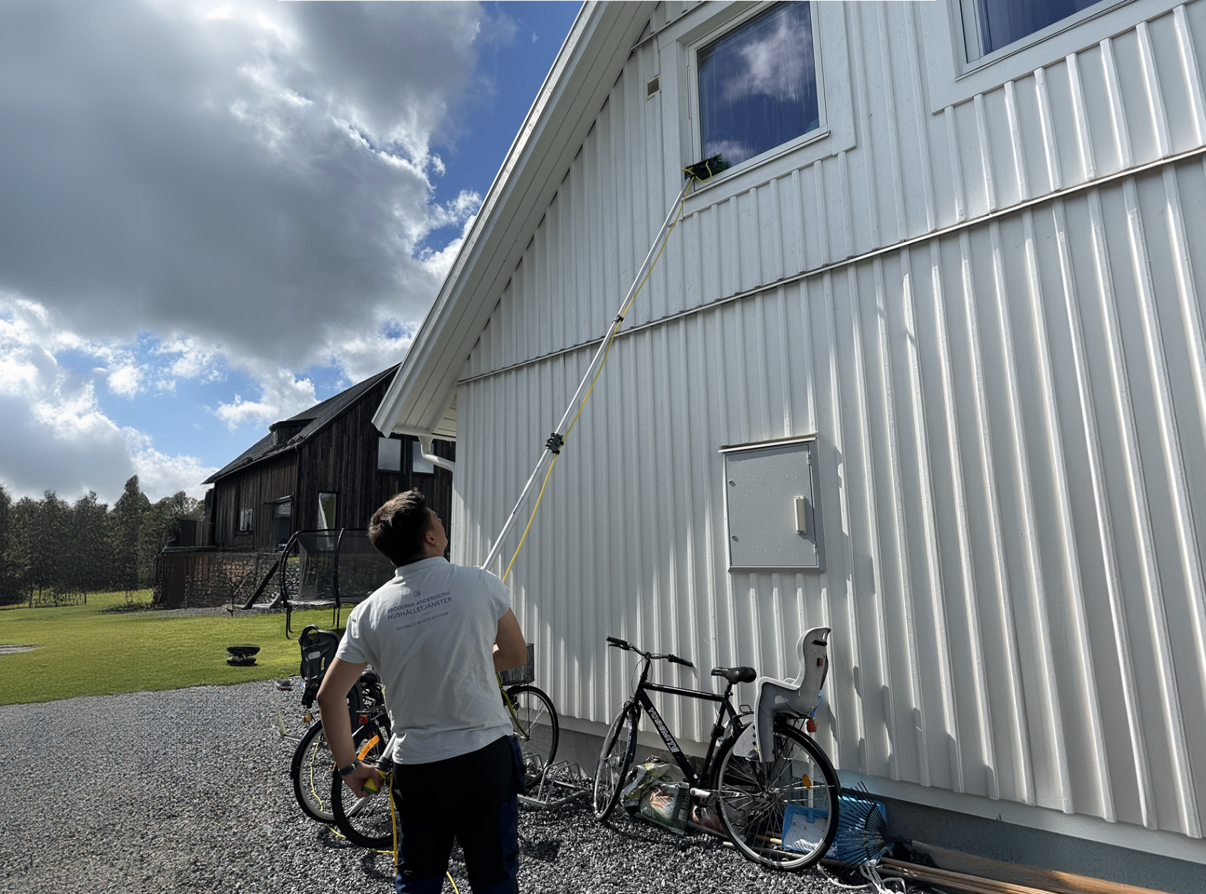 Kristallrena fönster i modern villa med utsikt över skog